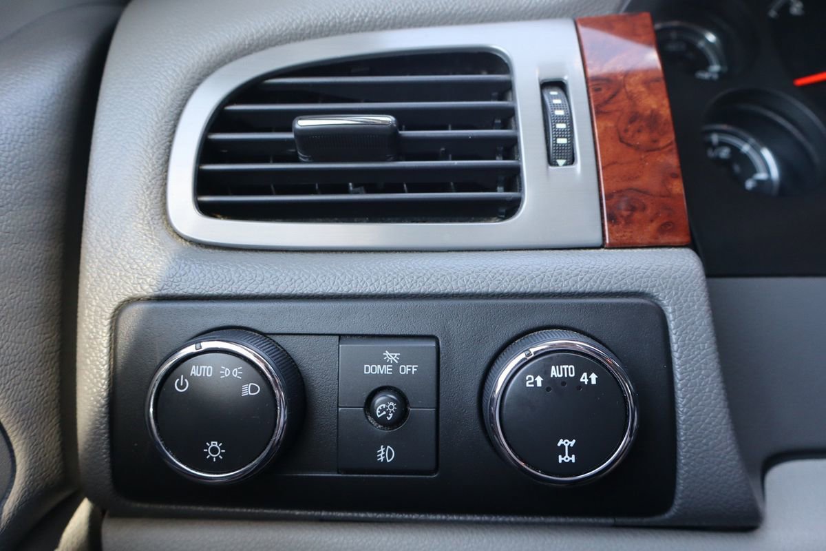 Used 2013 Chevrolet Suburban LT image 30