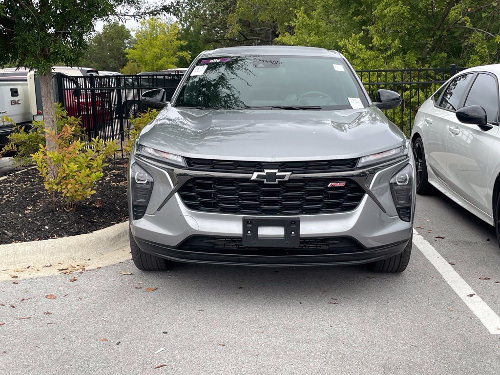 Used 2024 Chevrolet Trax RS FWD image 2
