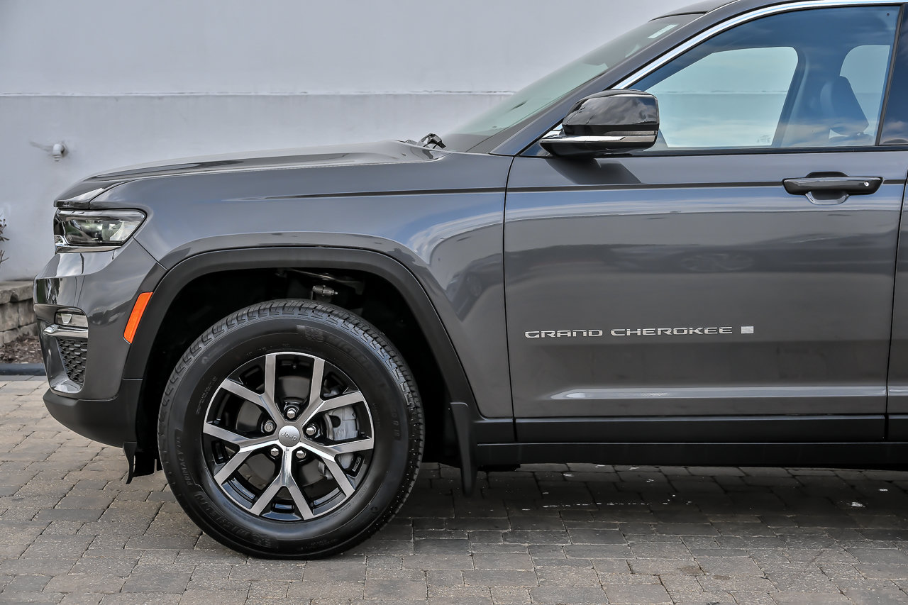 Used 2023 Jeep Grand Cherokee Limited w/ MOPAR Finishing Package AWD/4WD image 12