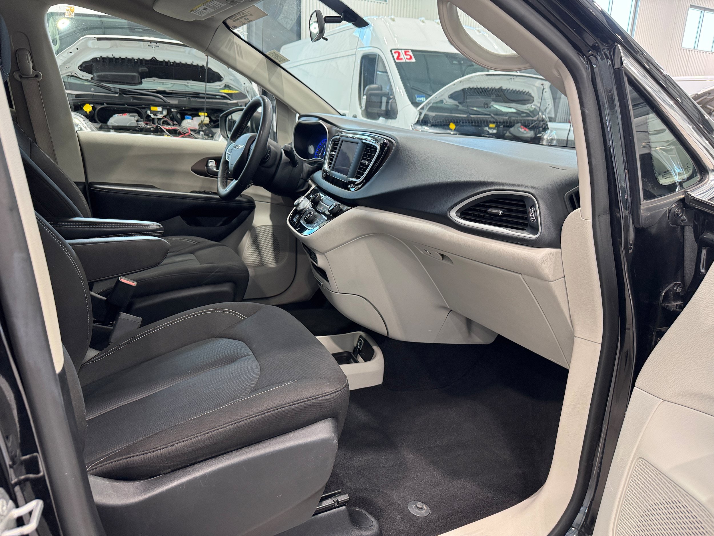 Used 2022 Chrysler Voyager LX FWD image 14