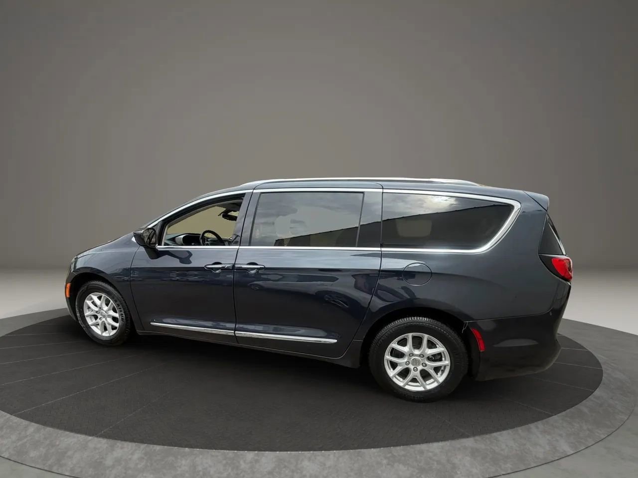 Used 2020 Chrysler Pacifica Touring-L FWD image 8