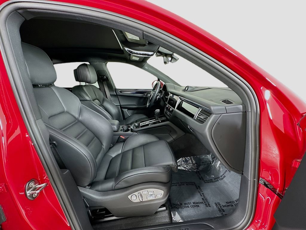 Certified 2025 Porsche Macan image 31