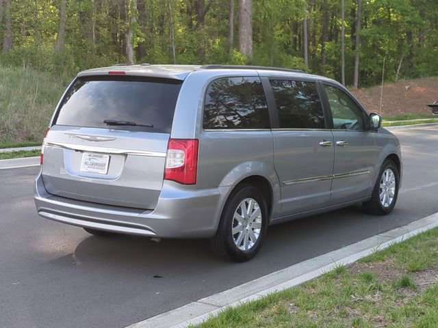 Used 2015 Chrysler Town & Country Touring w/ Driver Convenience Group image 13
