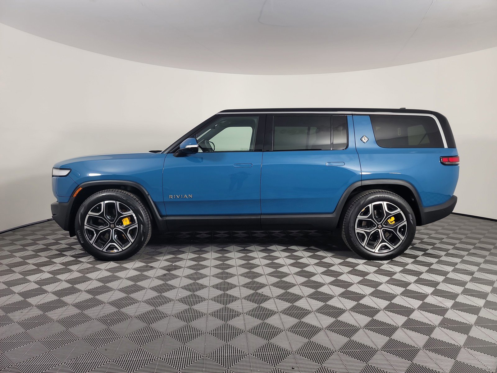 Used 2023 Rivian R1S Adventure AWD/4WD image 2