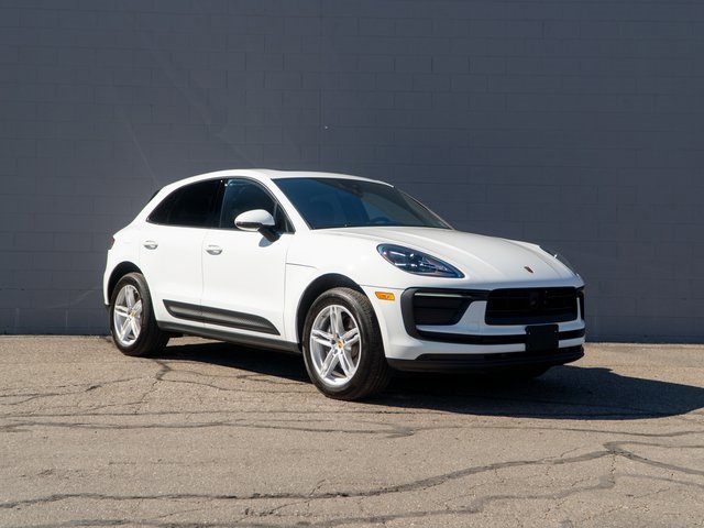 Certified 2025 Porsche Macan image 9