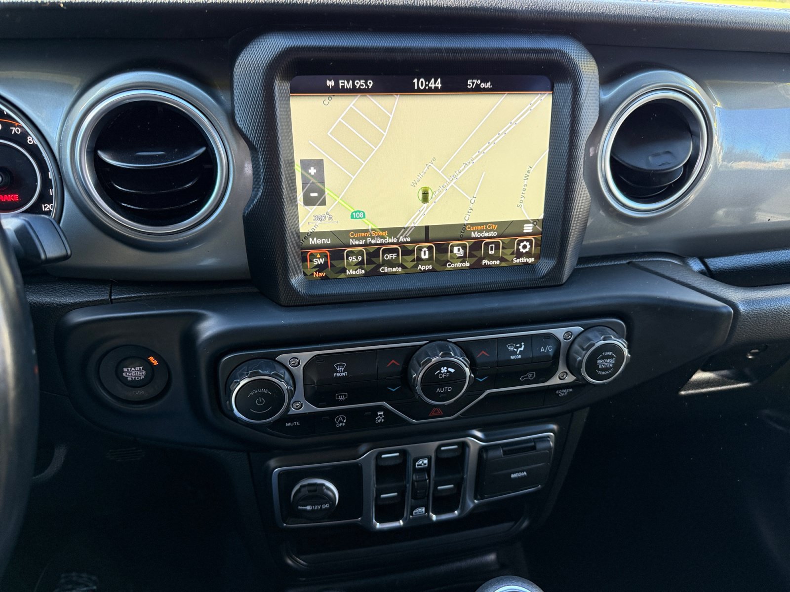 Used 2022 Jeep Wrangler Unlimited Sahara AWD/4WD image 12