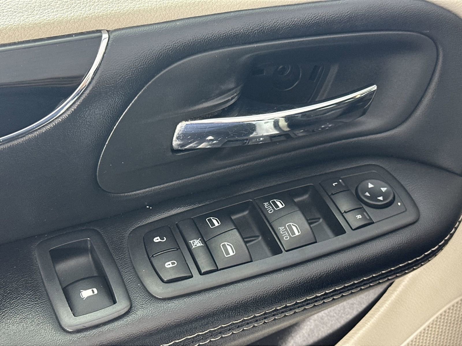 Used 2019 Dodge Grand Caravan SXT w/ Rear Park Assist Package FWD image 13