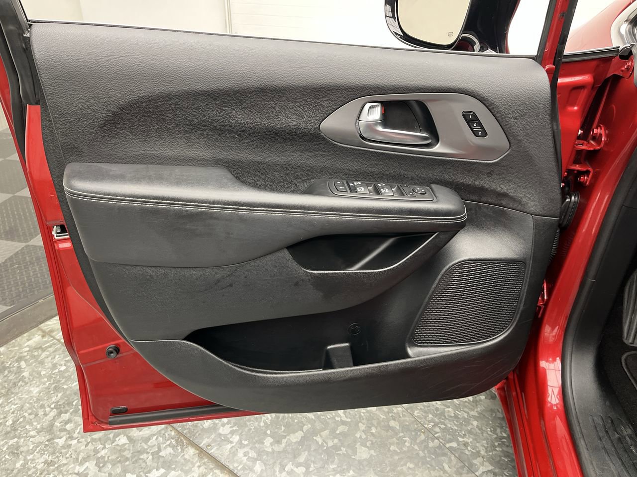Used 2025 Chrysler Pacifica Select FWD image 6