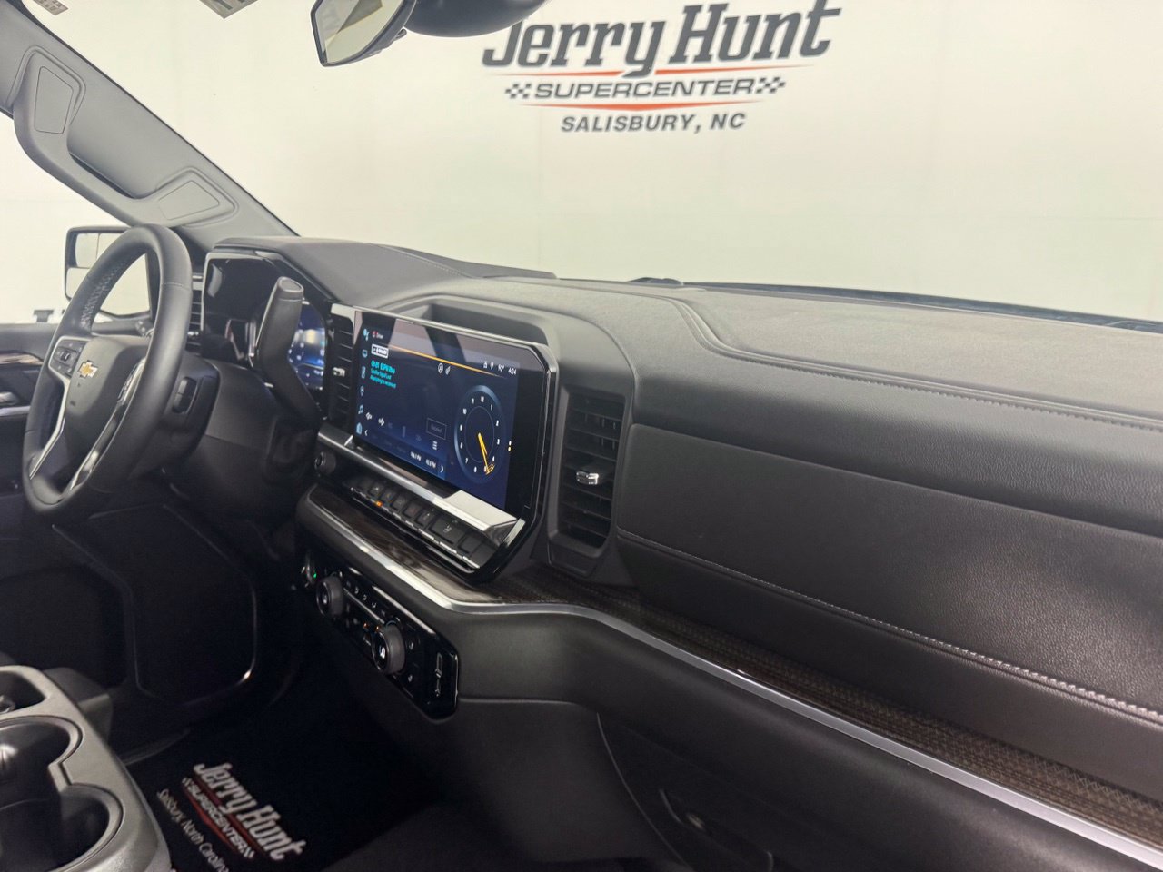 Used 2023 Chevrolet Silverado 1500 LT AWD/4WD image 34