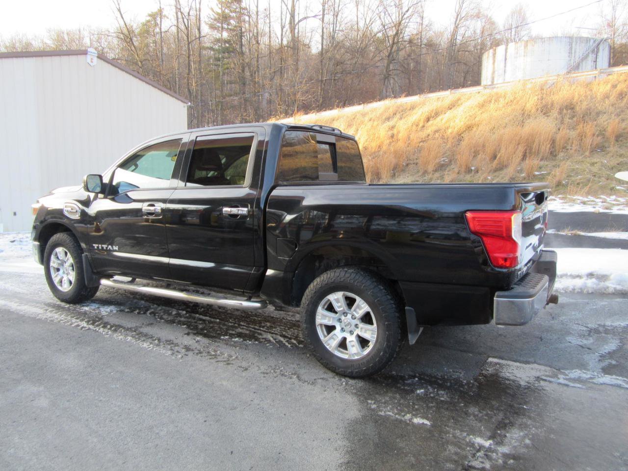 Used 2017 Nissan Titan SV image 5