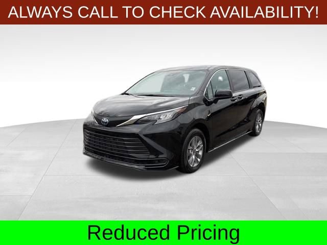 Used 2025 Toyota Sienna LE FWD image 3