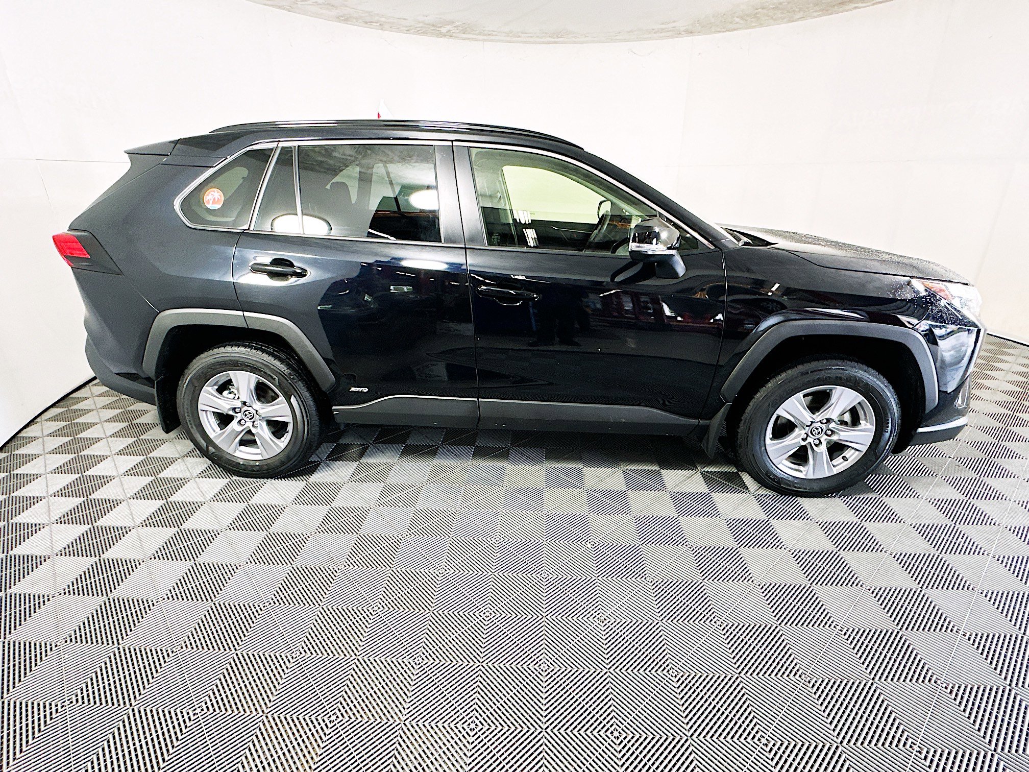 Used 2025 Toyota RAV4 LE AWD/4WD image 2