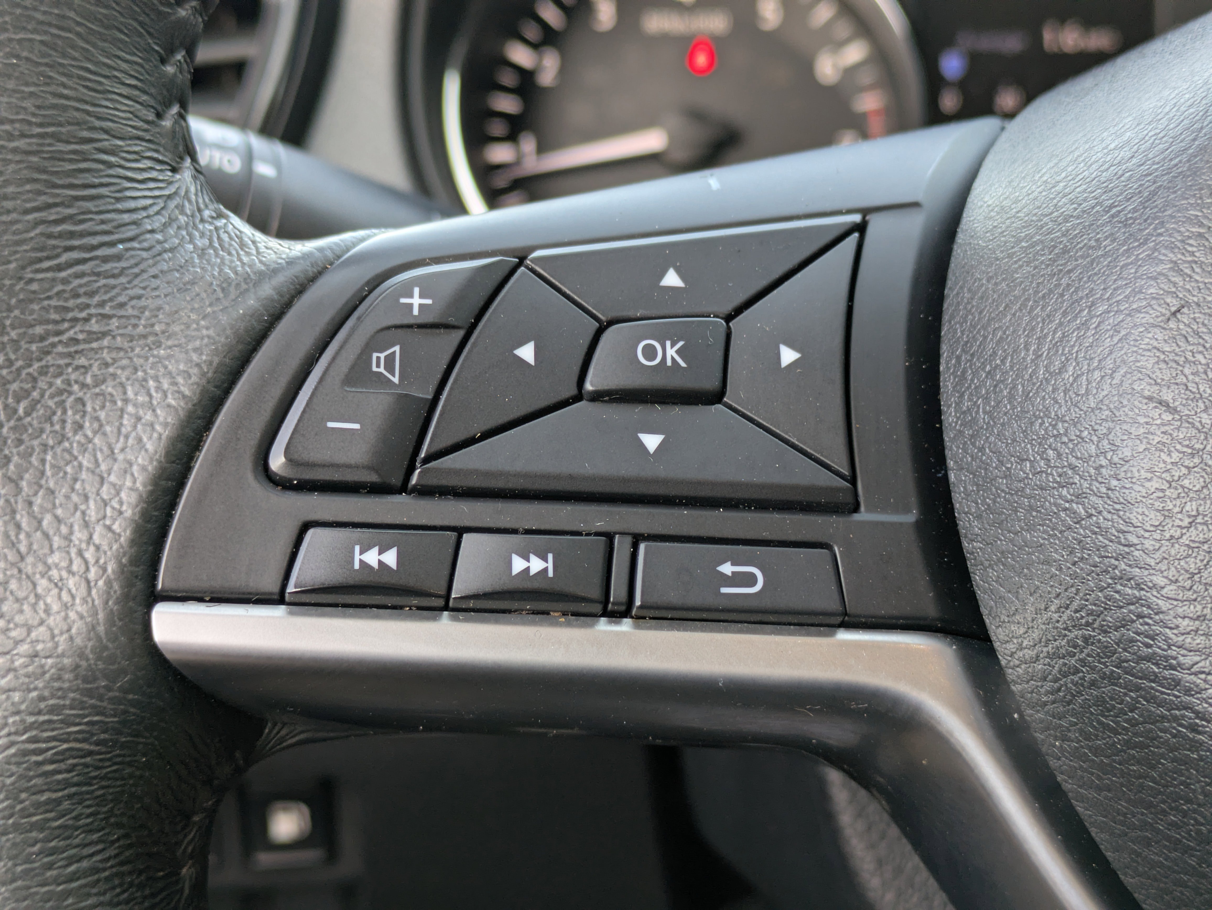 Used 2018 Nissan Rogue SV image 23