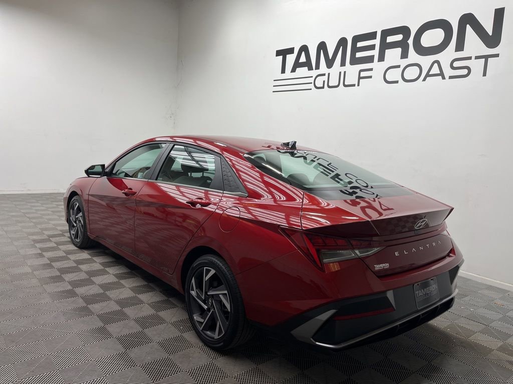 Used 2025 Hyundai Elantra SEL image 3