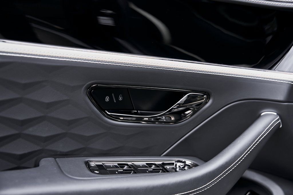 Used 2025 Bentley Flying Spur Plug-In Hybrid image 34