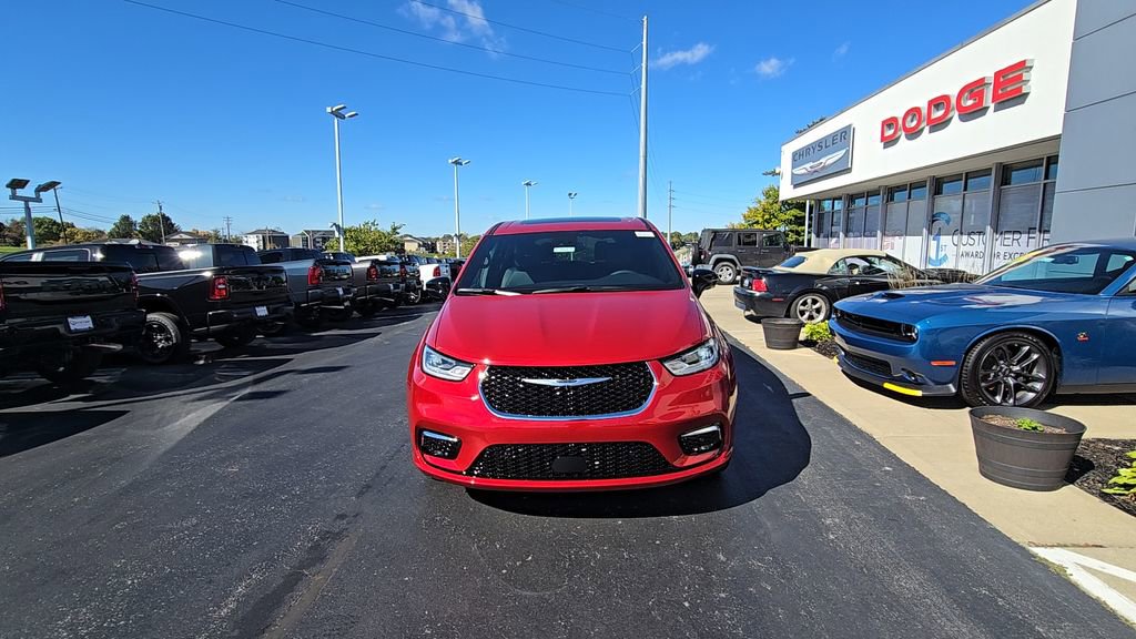 New 2026 Chrysler Pacifica Select video 2