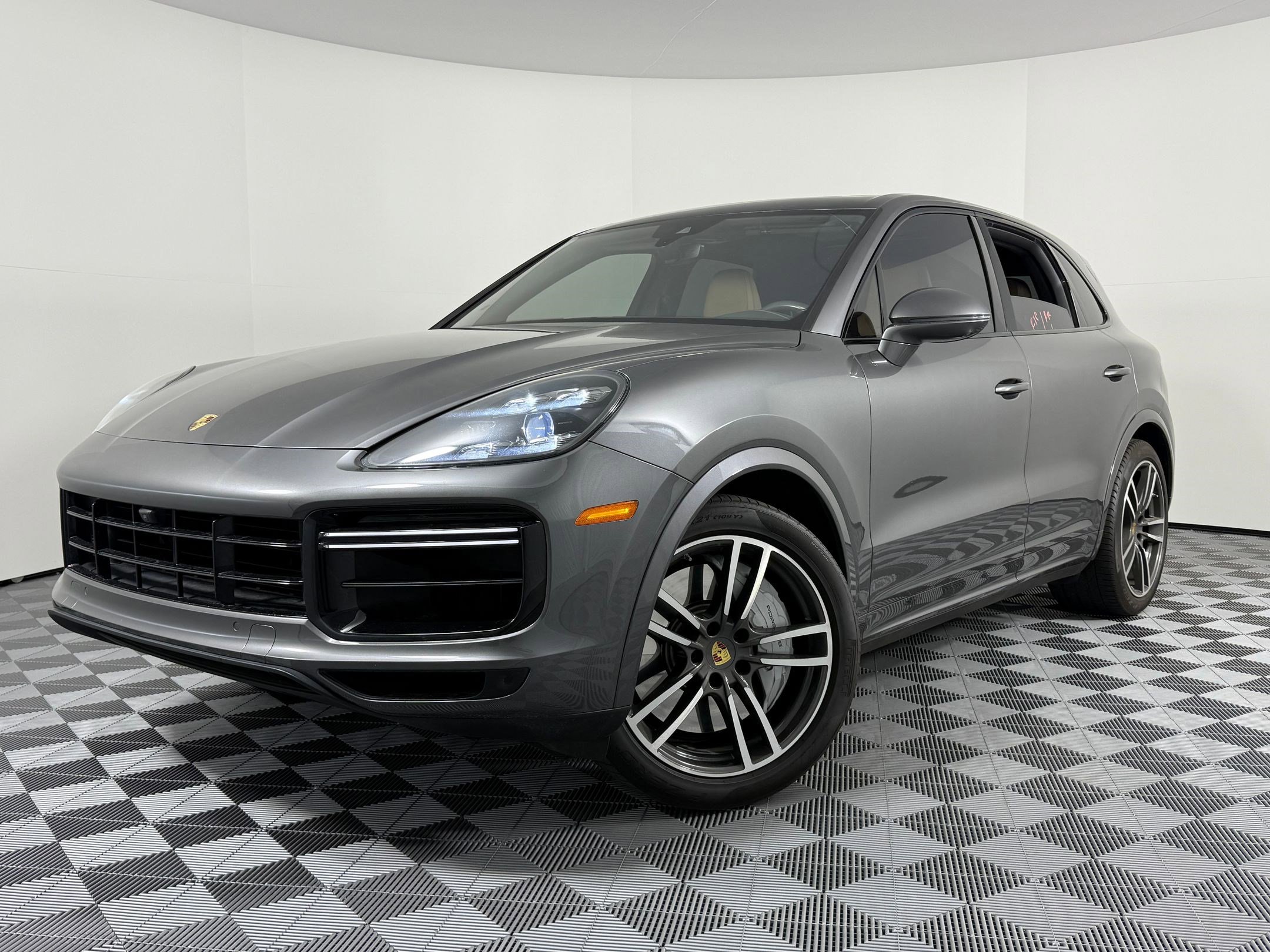 Used 2020 Porsche Cayenne Turbo image 1