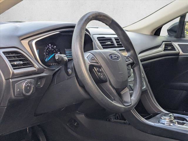 Used 2019 Ford Fusion SE FWD image 2