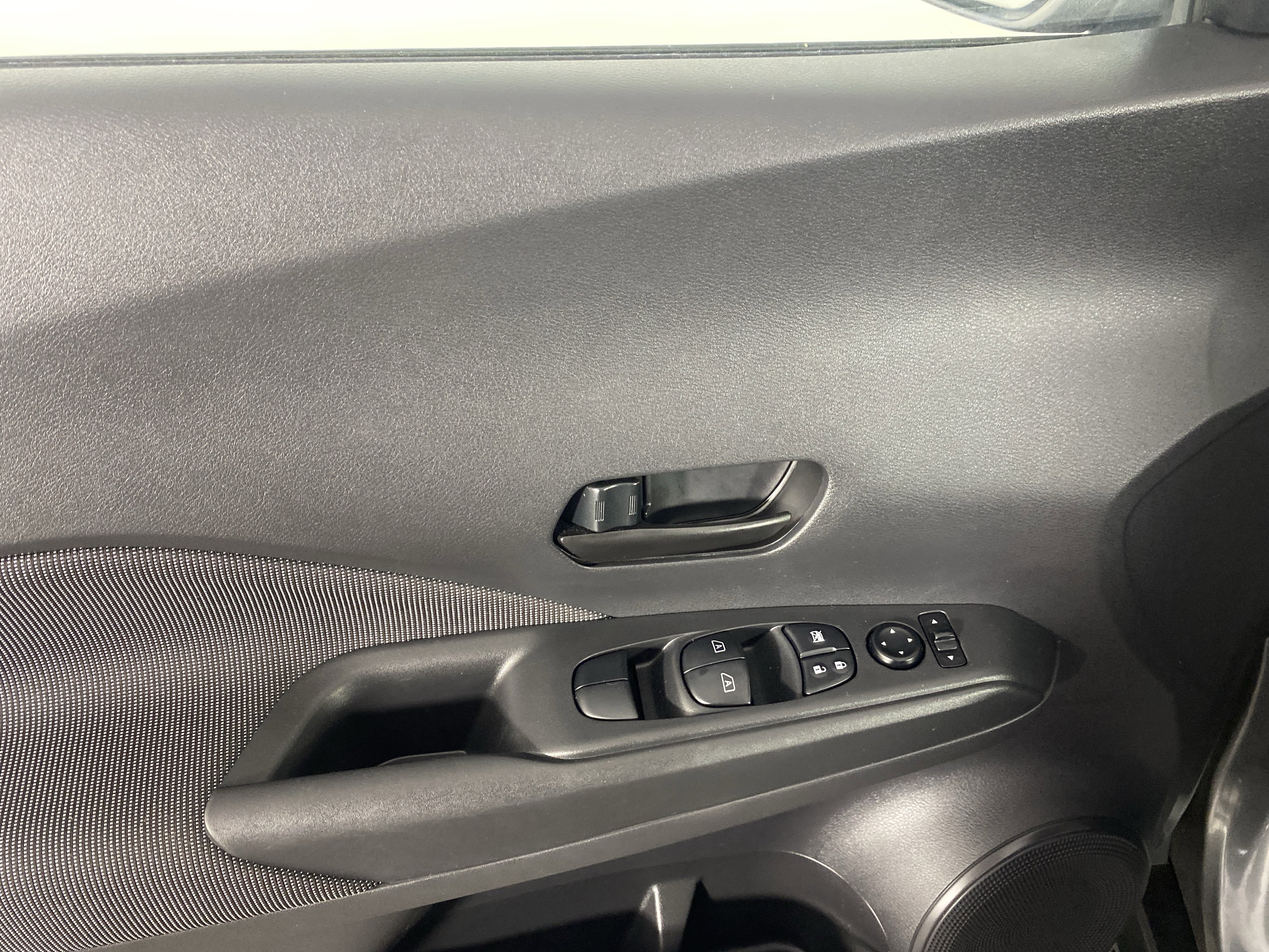 Used 2020 Nissan Kicks S FWD image 12