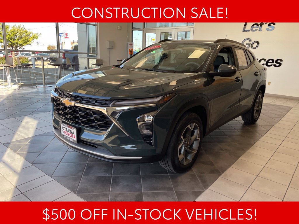 Used 2025 Chevrolet Trax LT FWD image 2