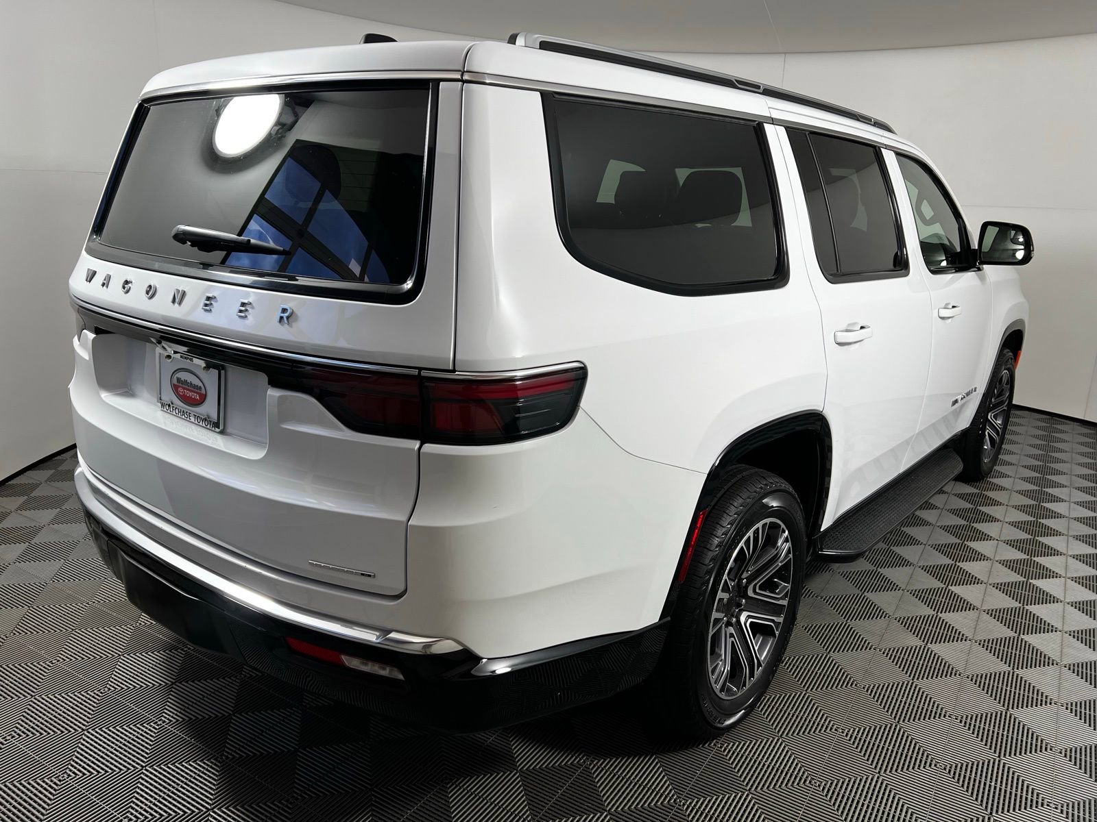 Used 2024 Jeep Wagoneer Series II w/ Flexible Seating Group image 5