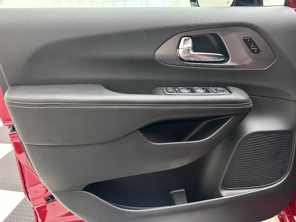 New 2026 Chrysler Pacifica Select AWD/4WD image 11