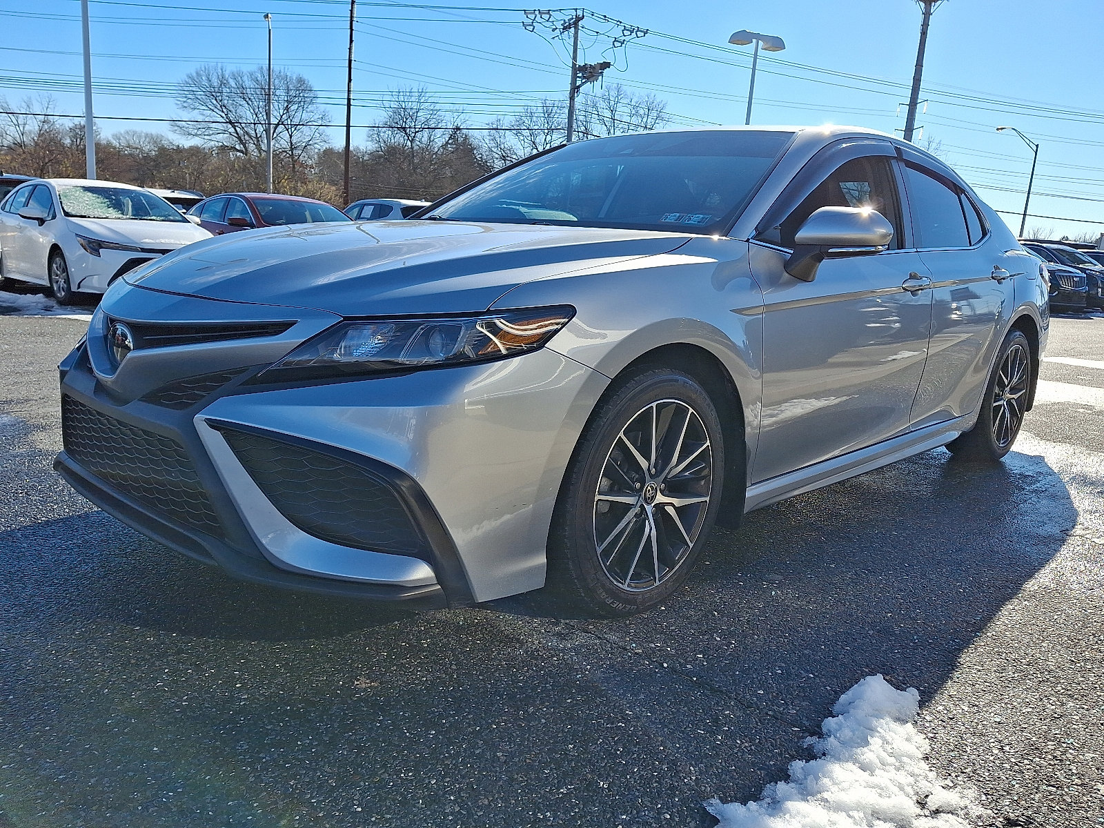 Used 2022 Toyota Camry SE image 3