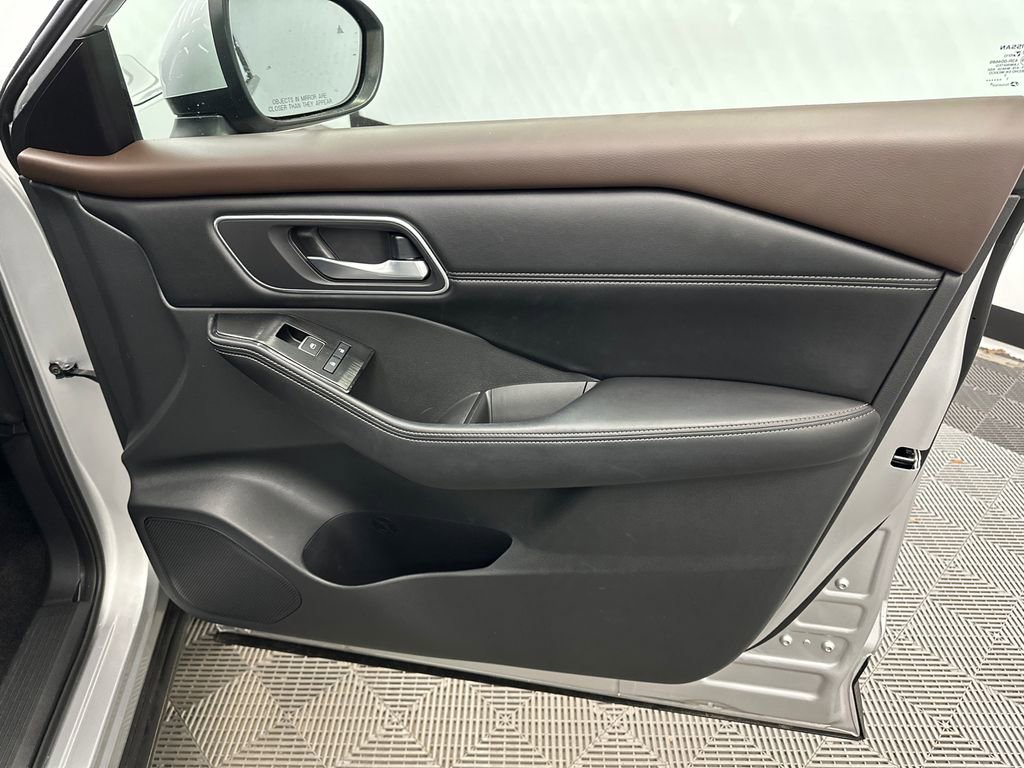 Used 2021 Nissan Rogue SL AWD/4WD image 16