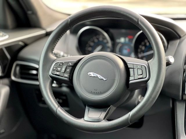 Used 2020 Jaguar F-PACE Premium image 32