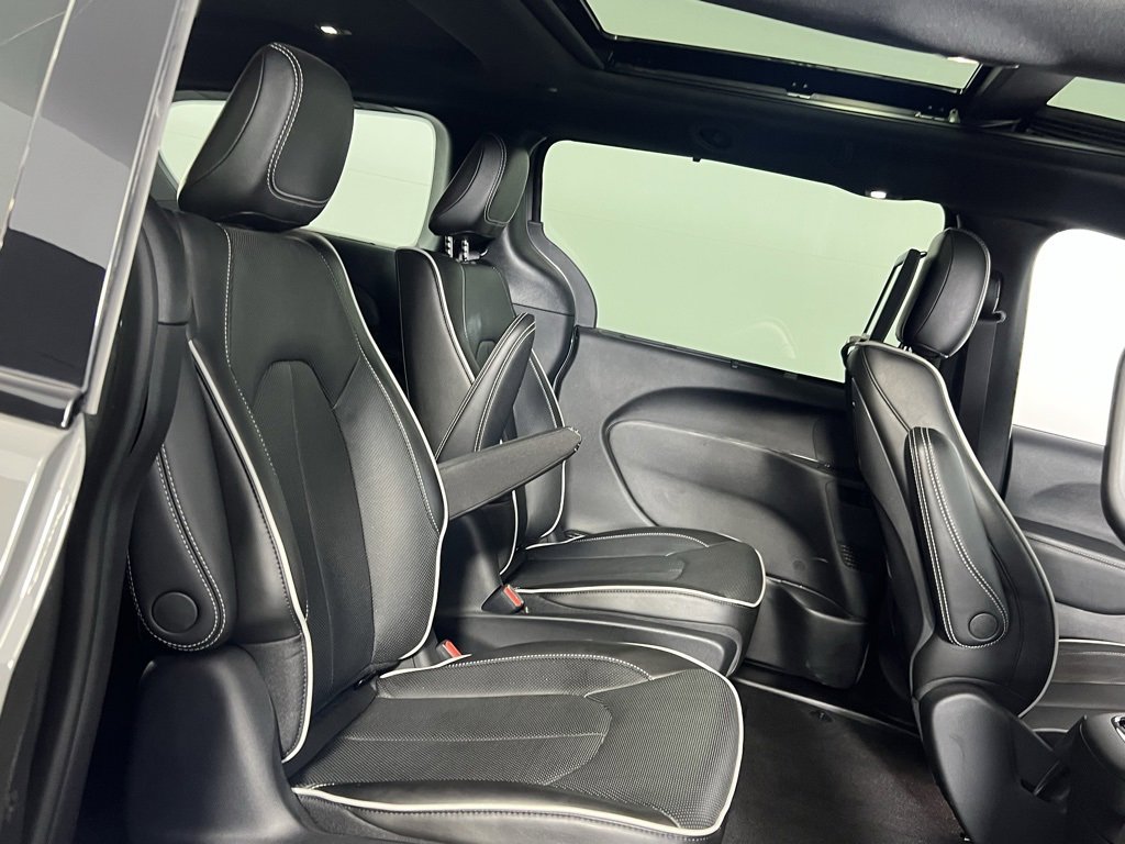 Used 2022 Chrysler Pacifica Limited w/ Uconnect Theater Family Group image 32