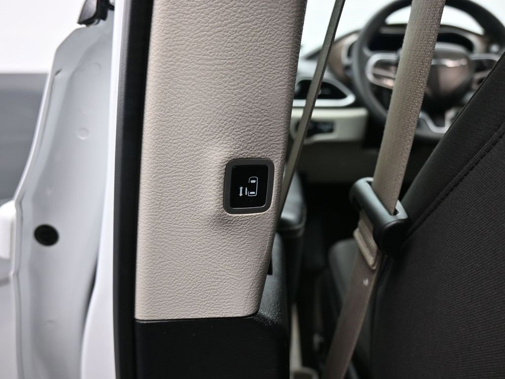Used 2023 Chrysler Voyager LX image 34