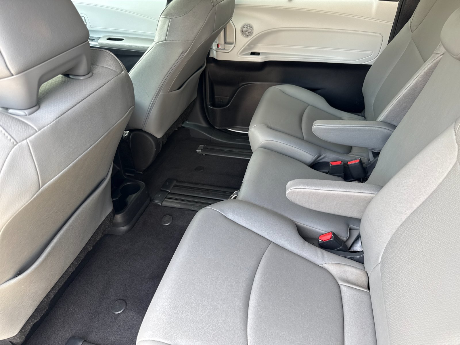 Certified 2025 Toyota Sienna XLE FWD image 11