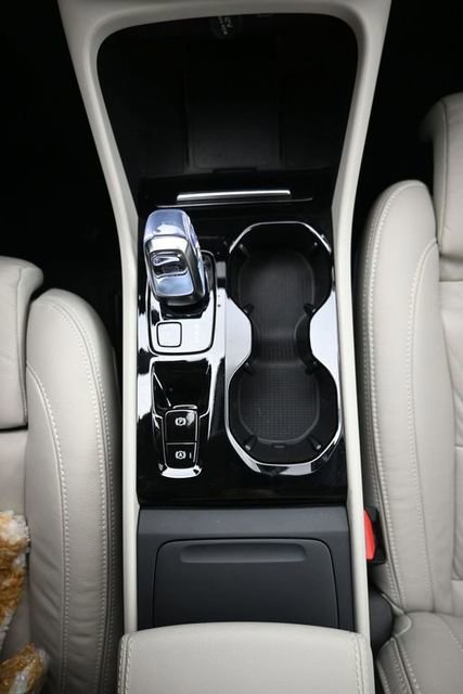Used 2024 Volvo XC40 B5 Plus w/ Protection Package Premier image 10