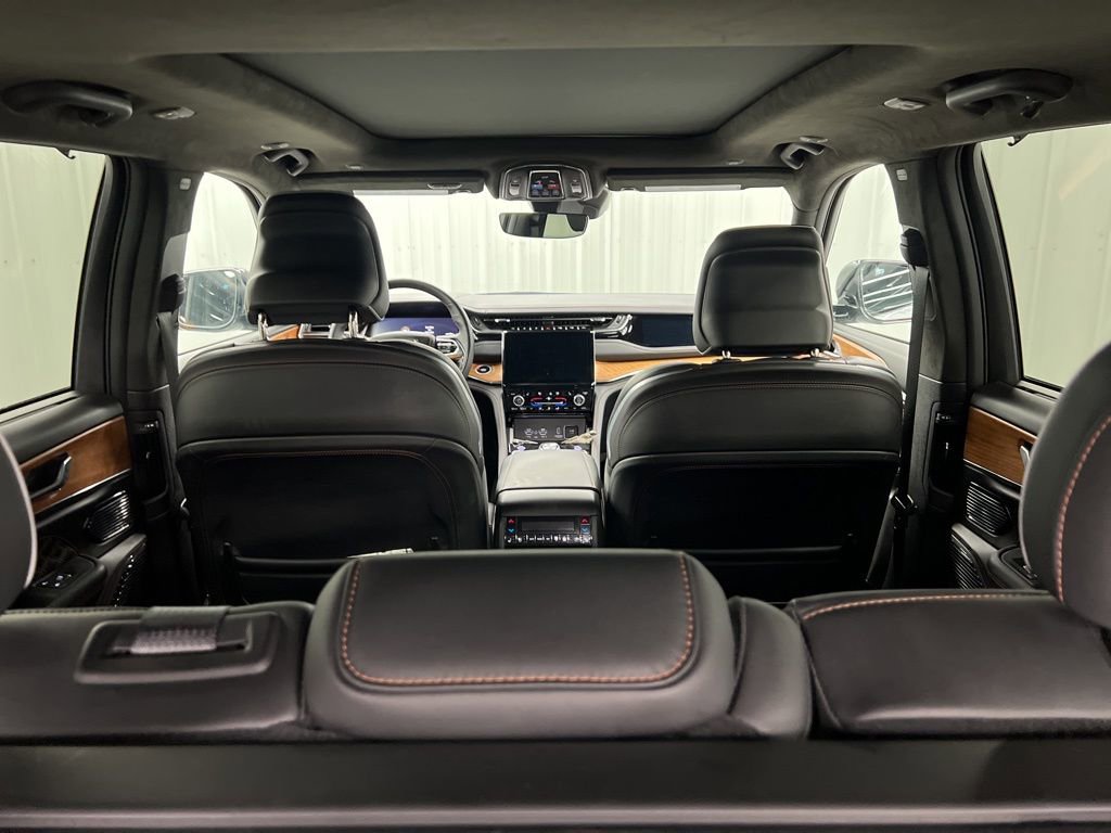 Used 2025 Jeep Grand Cherokee Summit image 10
