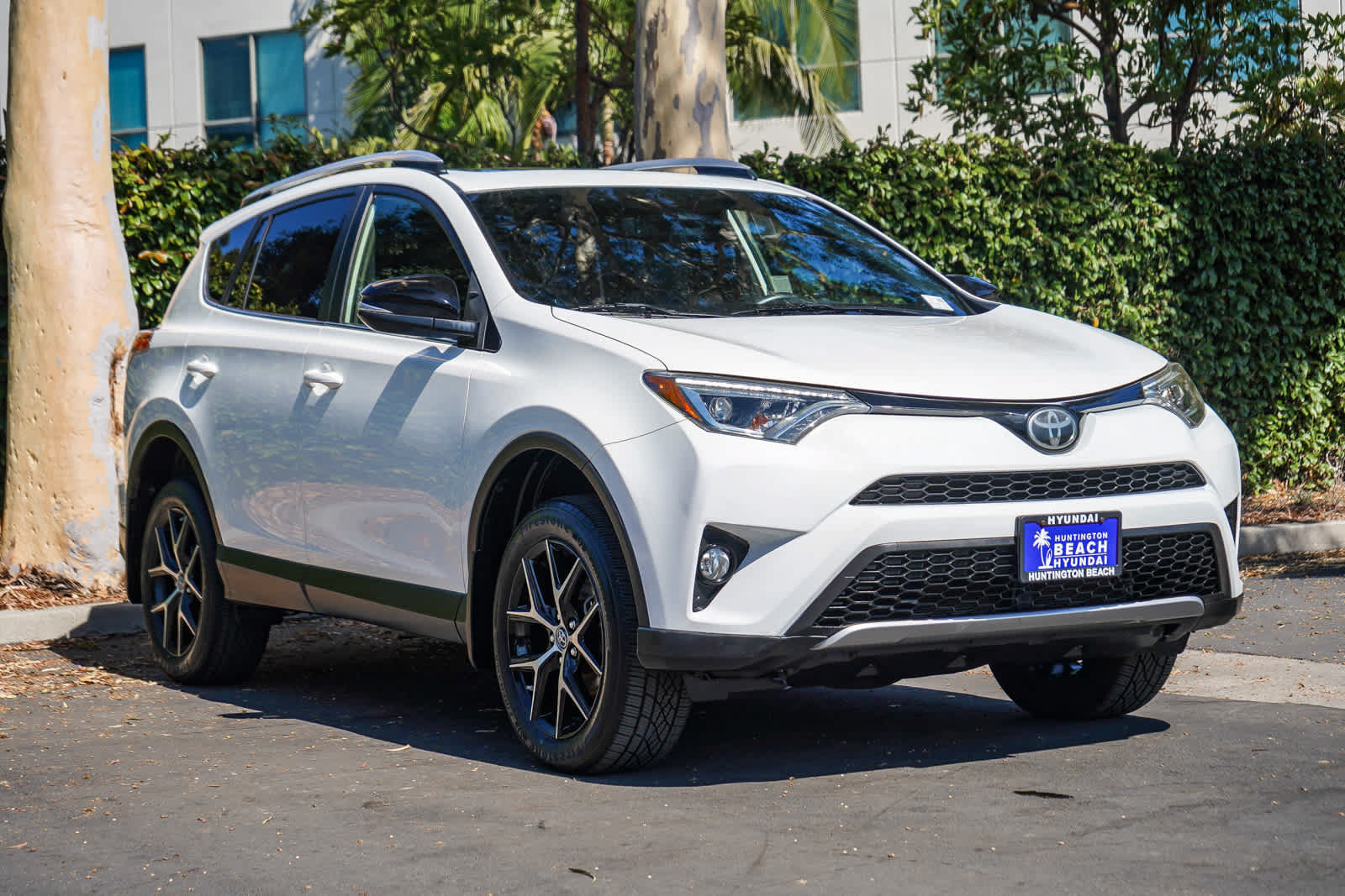 Used 2018 Toyota RAV4 SE w/ Power Extra Value Package FWD image 3