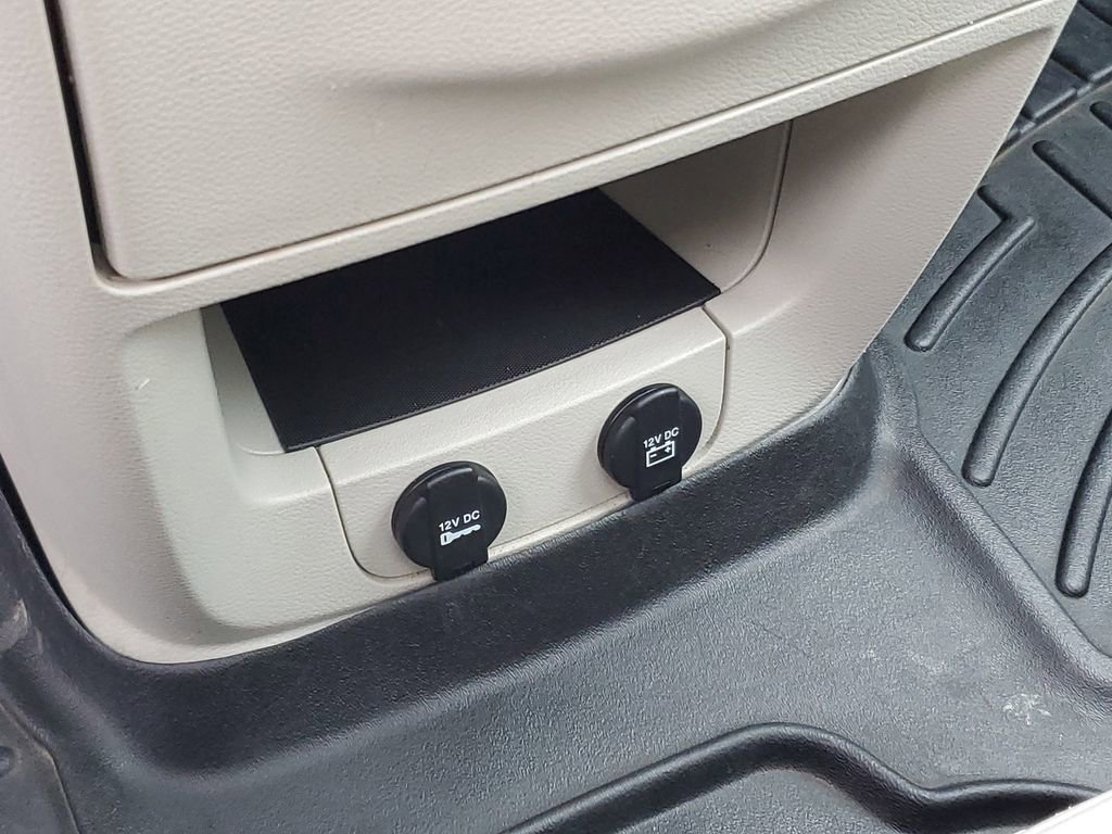 Used 2016 Chrysler Town & Country Touring-L image 19