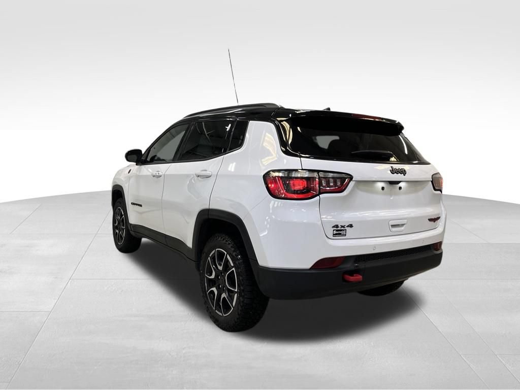Used 2025 Jeep Compass Trailhawk AWD/4WD image 3