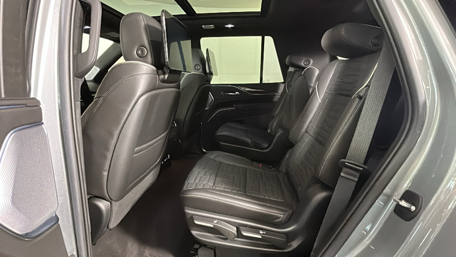 Used 2023 Cadillac Escalade Sport Platinum w/ LPO, ONYX Package AWD/4WD image 32