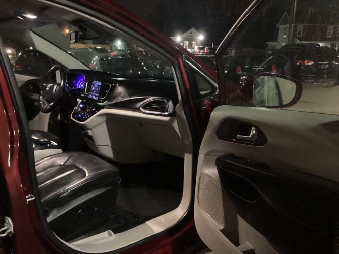 Used 2018 Chrysler Pacifica Touring-L Plus w/ Tire & Wheel Group image 6