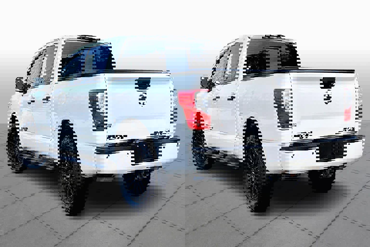 Used 2019 Nissan Titan SV w/ SV Convenience Package image 11