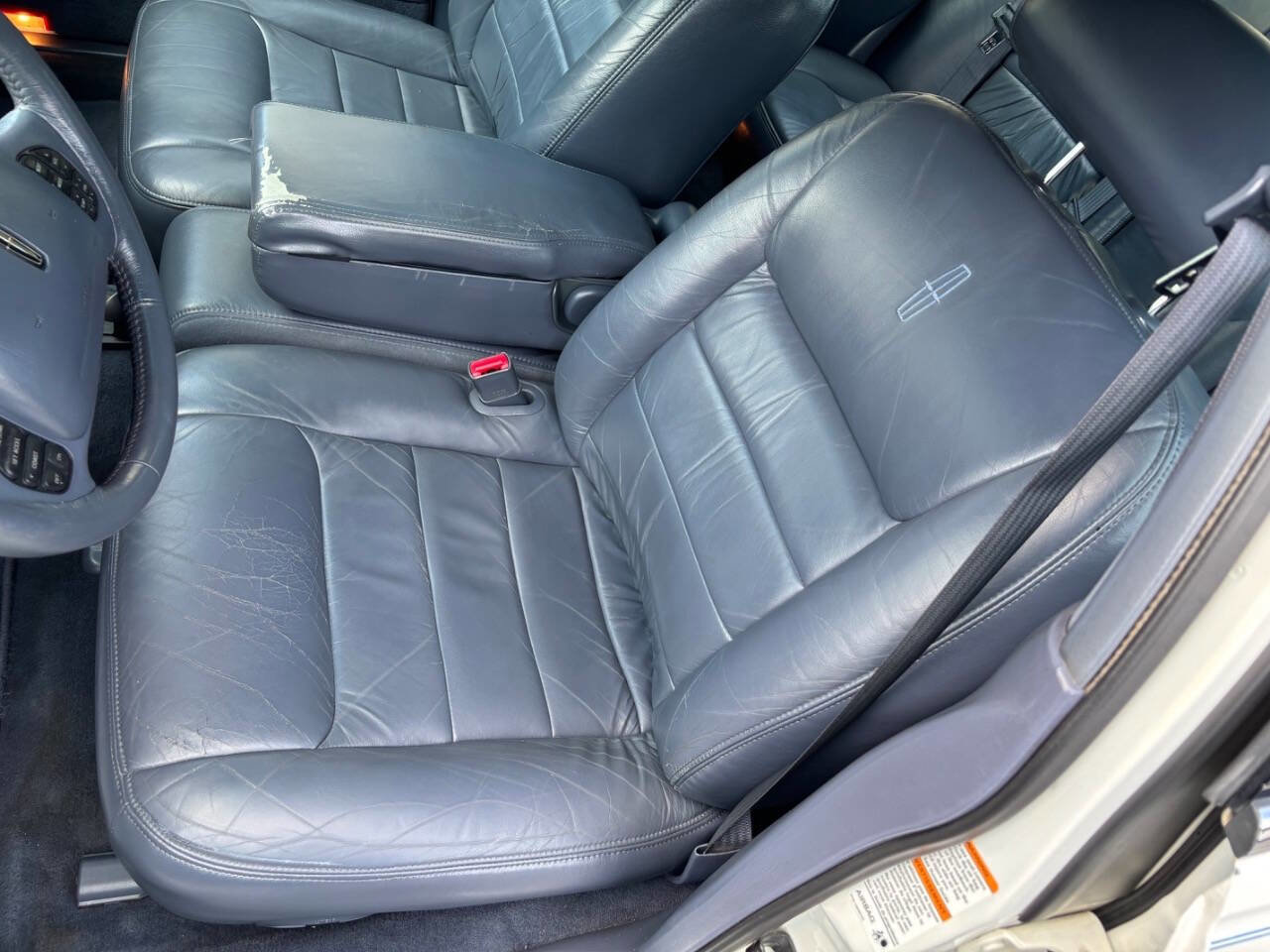 Used 2000 Lincoln Town Car Signature image 17