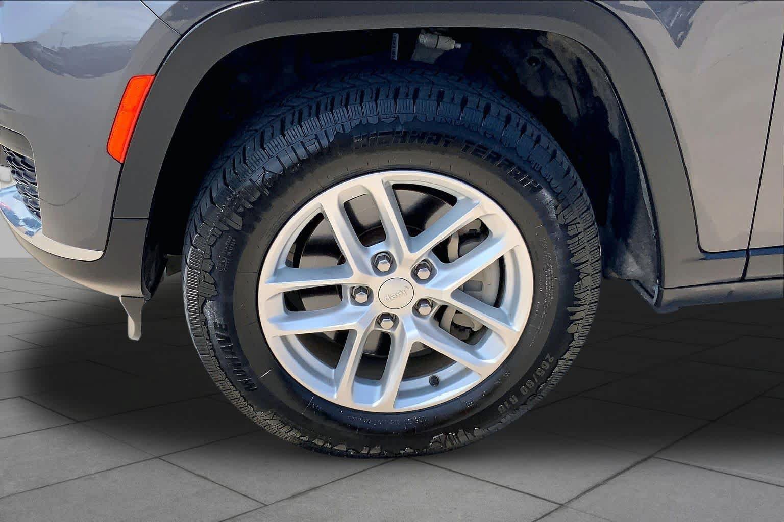 Used 2022 Jeep Grand Cherokee L Laredo w/ Luxury Tech Group I RWD image 10