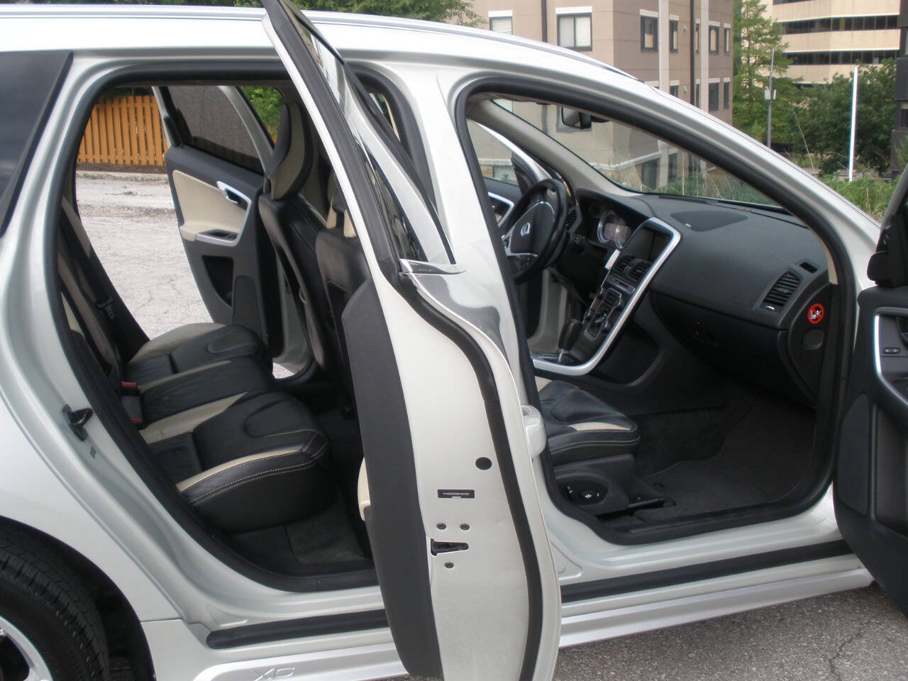 Used 2011 Volvo XC60 T6 R-Design w/ Convenience Pkg AWD/4WD image 23