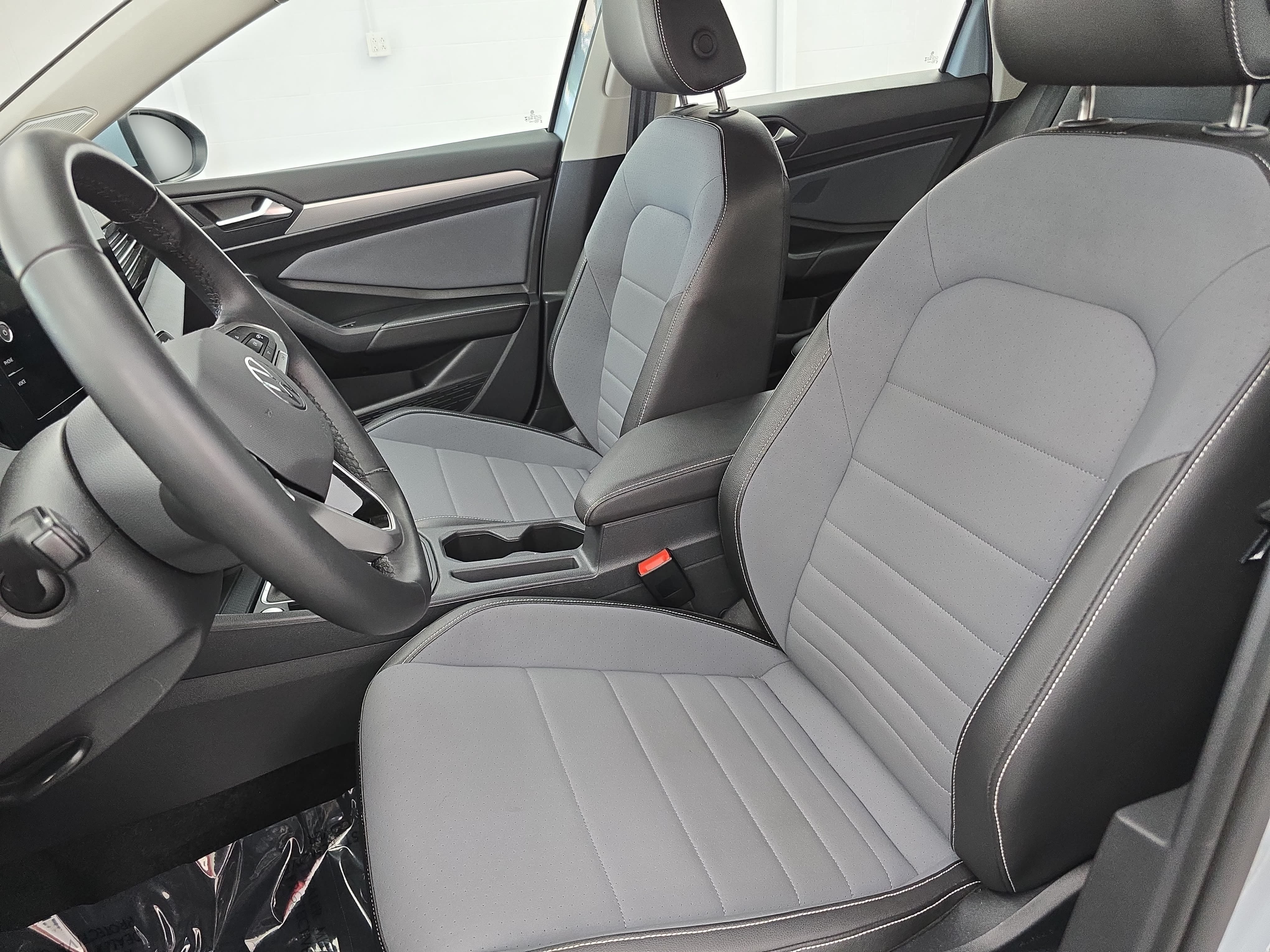 Certified 2025 Volkswagen Jetta SE FWD image 14