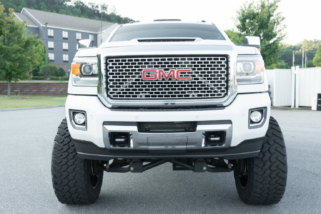 Used 2017 GMC Sierra 2500 Denali w/ Duramax Plus Package AWD/4WD image 7