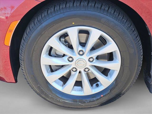 Used 2017 Chrysler Pacifica Touring-L FWD image 28