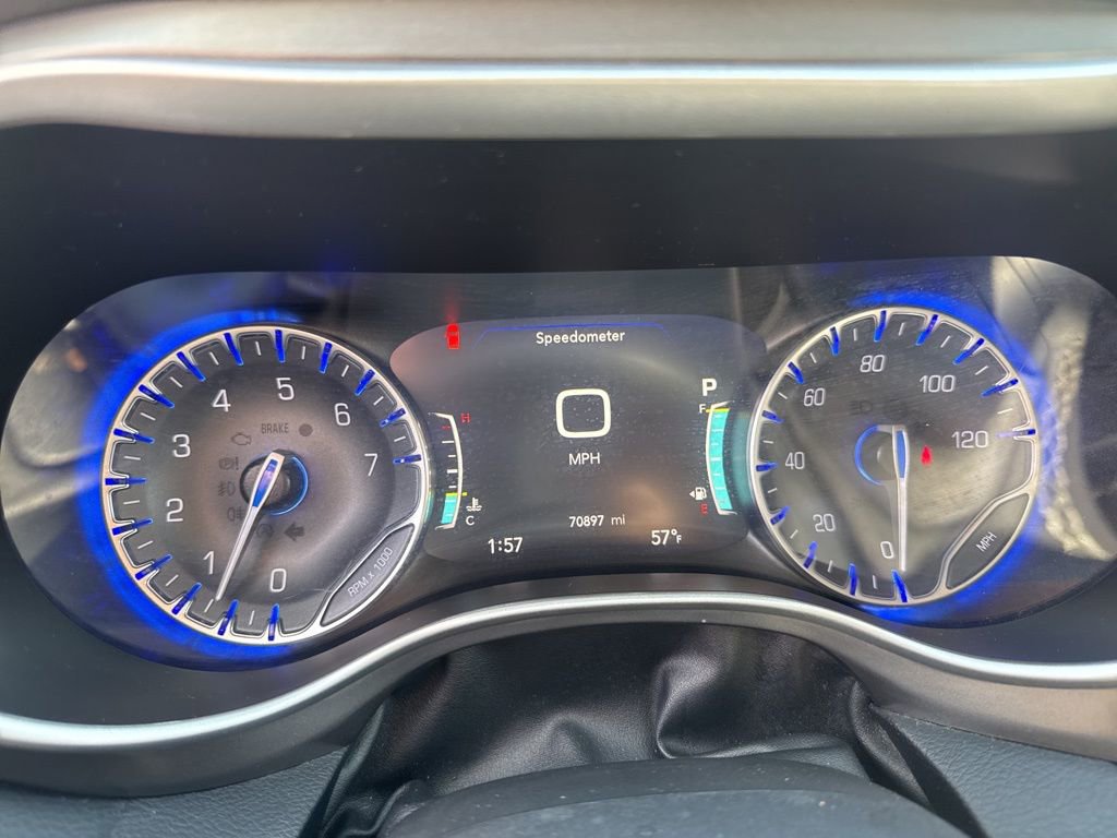 Used 2023 Chrysler Pacifica Touring-L image 7