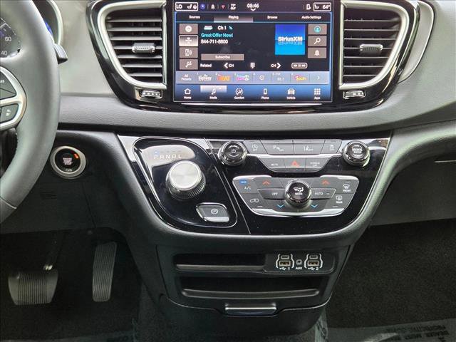 Used 2025 Chrysler Voyager LX image 15