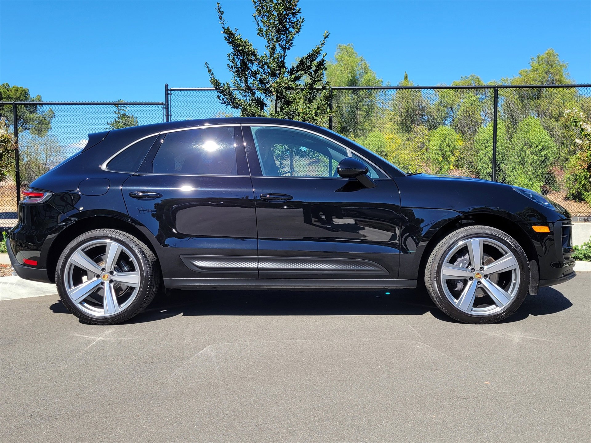Certified 2025 Porsche Macan image 8