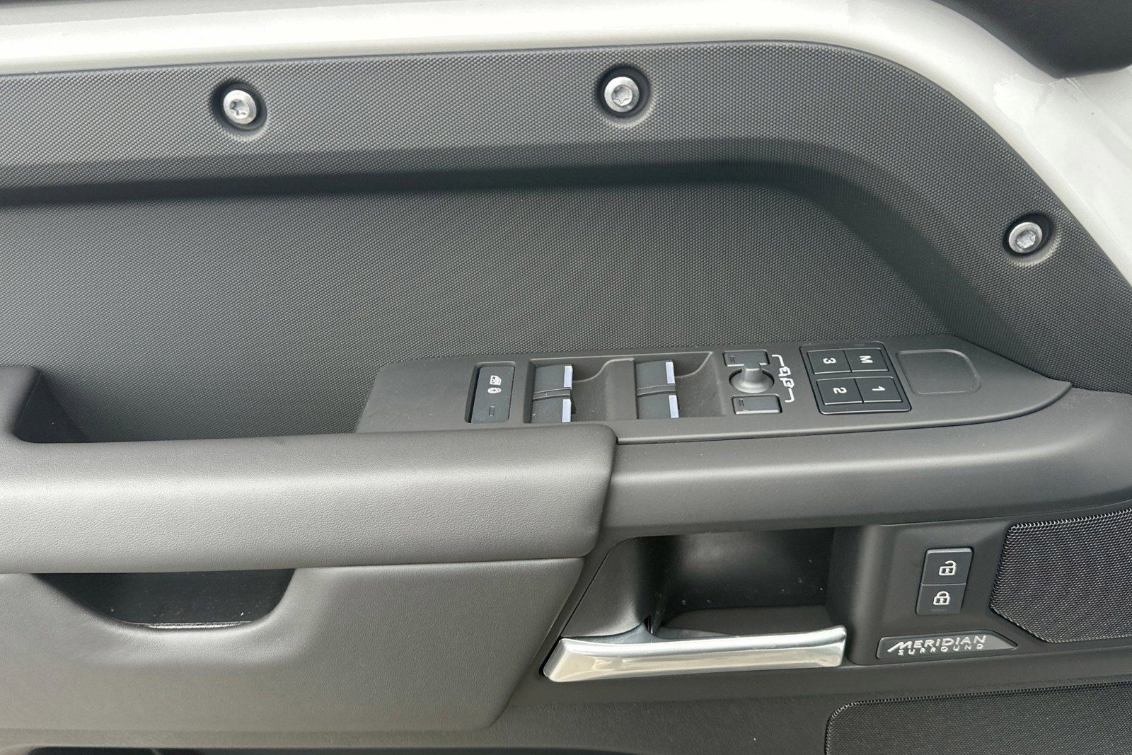 New 2026 Land Rover Defender 130 X-Dynamic SE image 13